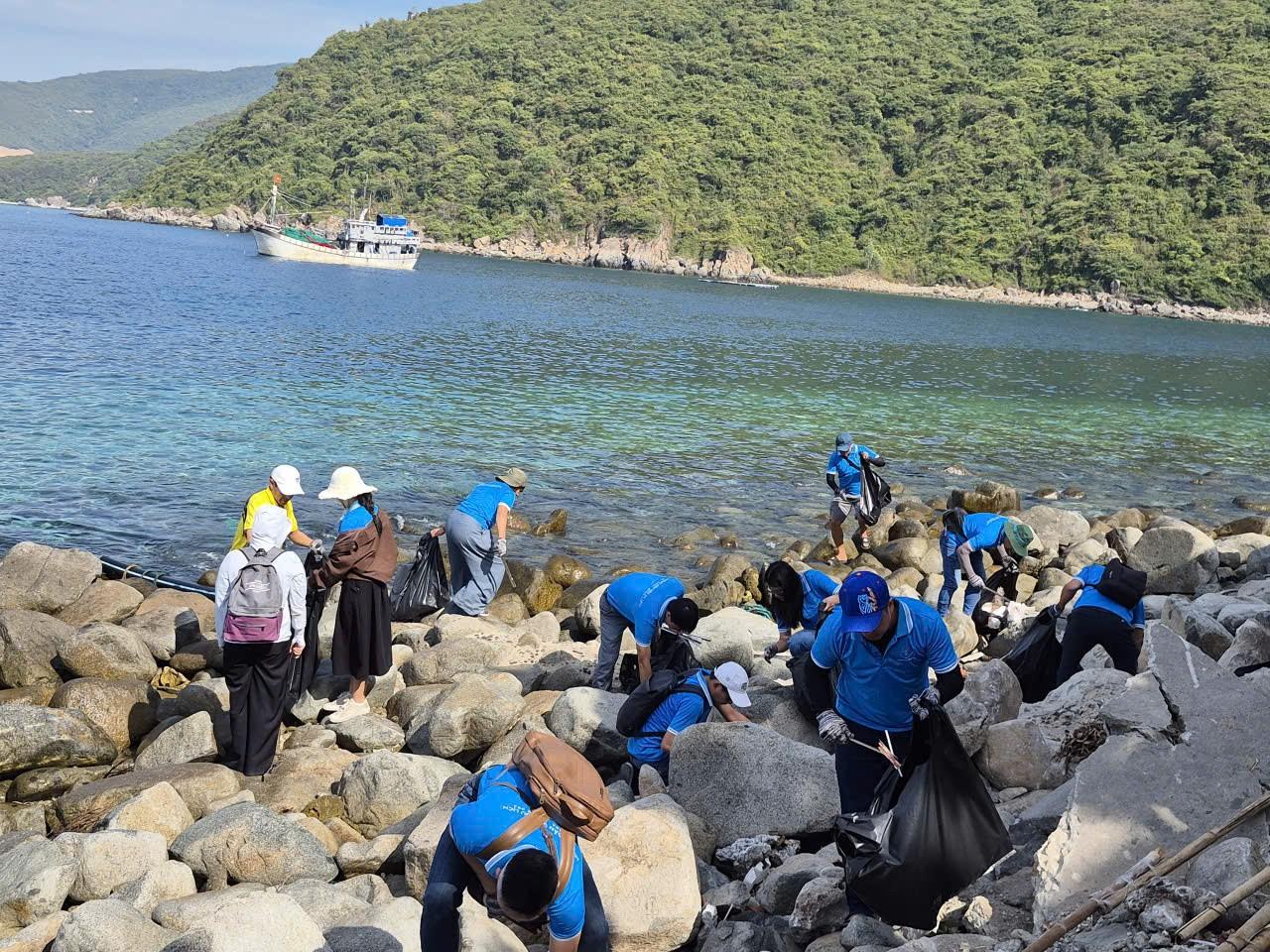 khao-sat-du-lich-cong-dong-bich-dam-don-rac (14)