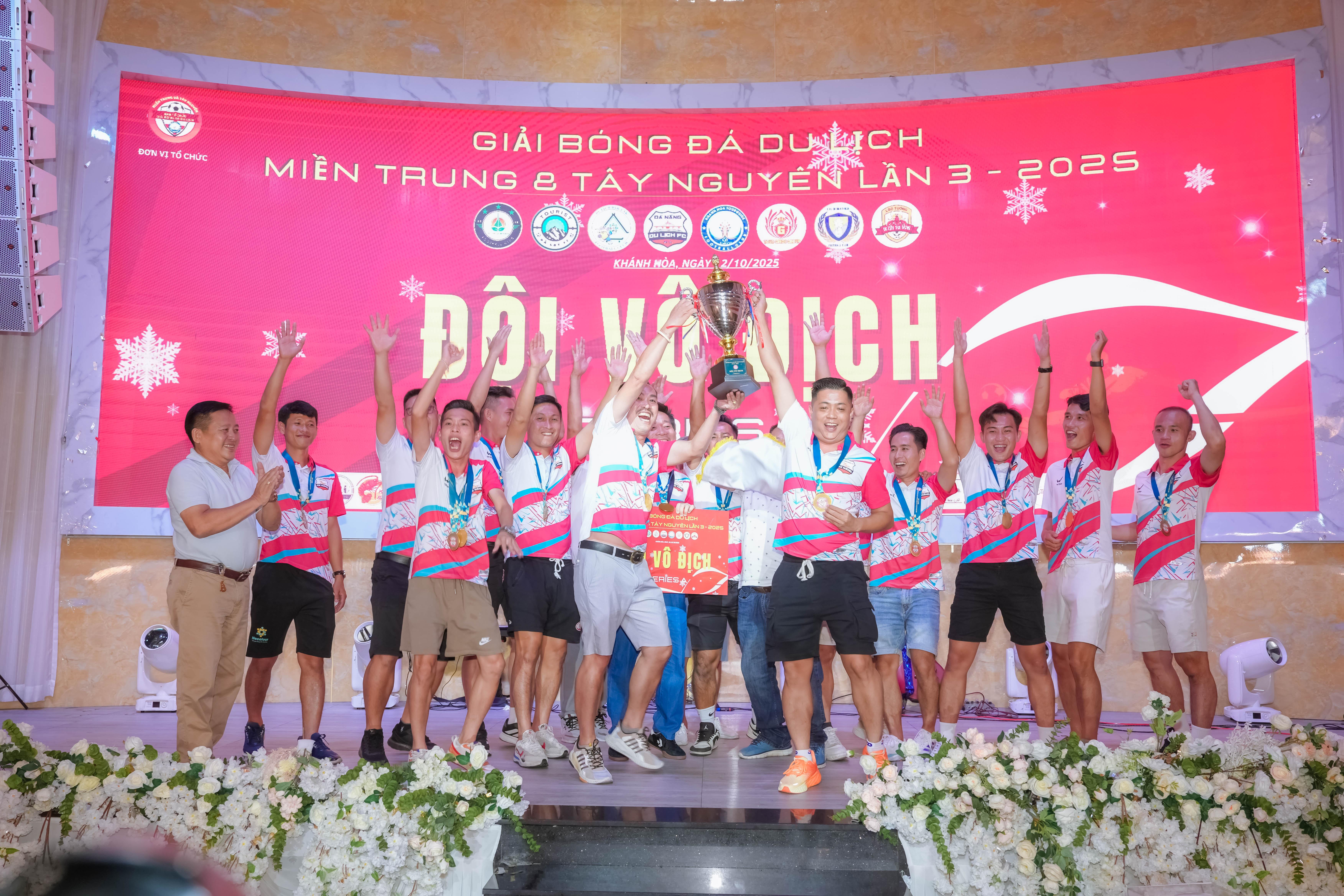 Rộn ràng Giải Bóng đá Du lịch Miền Trung & Tây Nguyên lần III – 2025 tại Khánh Hòa