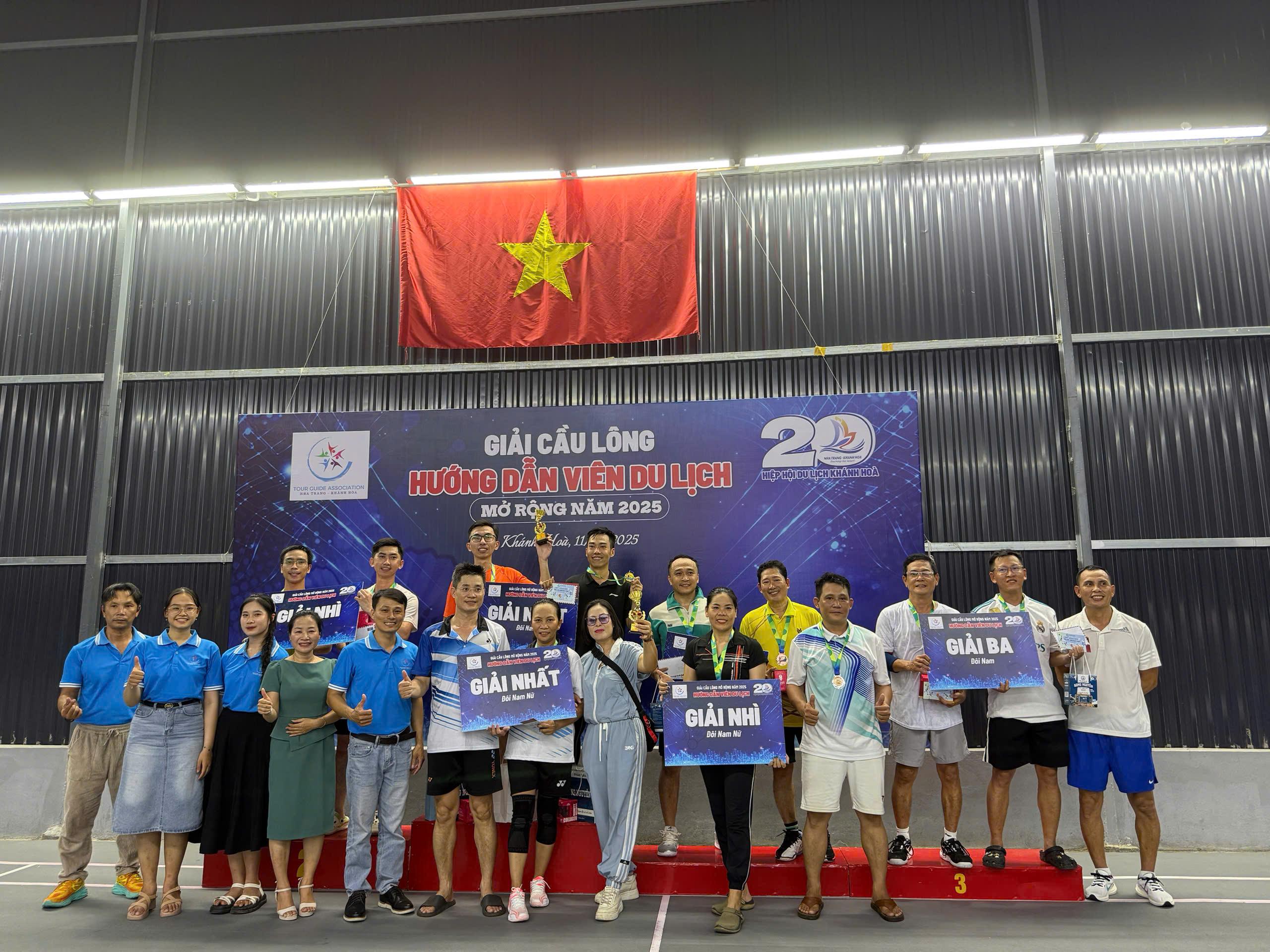 Trao giải Giải Cầu lông Hướng dẫn viên Du lịch Khánh Hòa mở rộng 2025