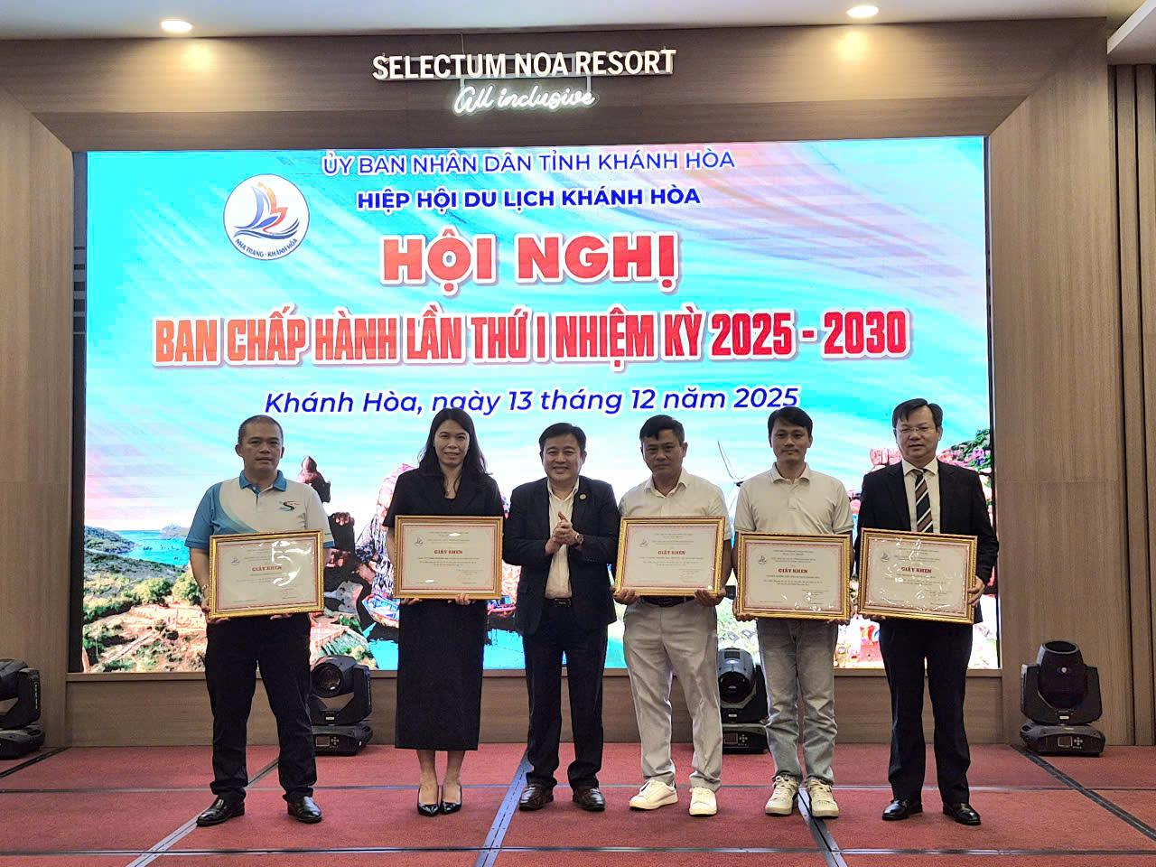 hiep-hoi-khen-tang-chi-hoi-huong-dan-vien-du-lich-khanh-hoa (2)