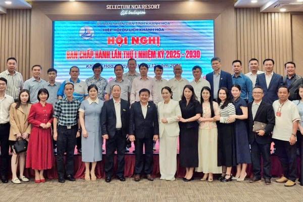 Hiệp hội Du lịch Khánh Hòa trao Giấy khen cho Chi hội và cộng đồng Hướng dẫn viên Du lịch vì đóng góp khắc phục thiên tai năm 2025