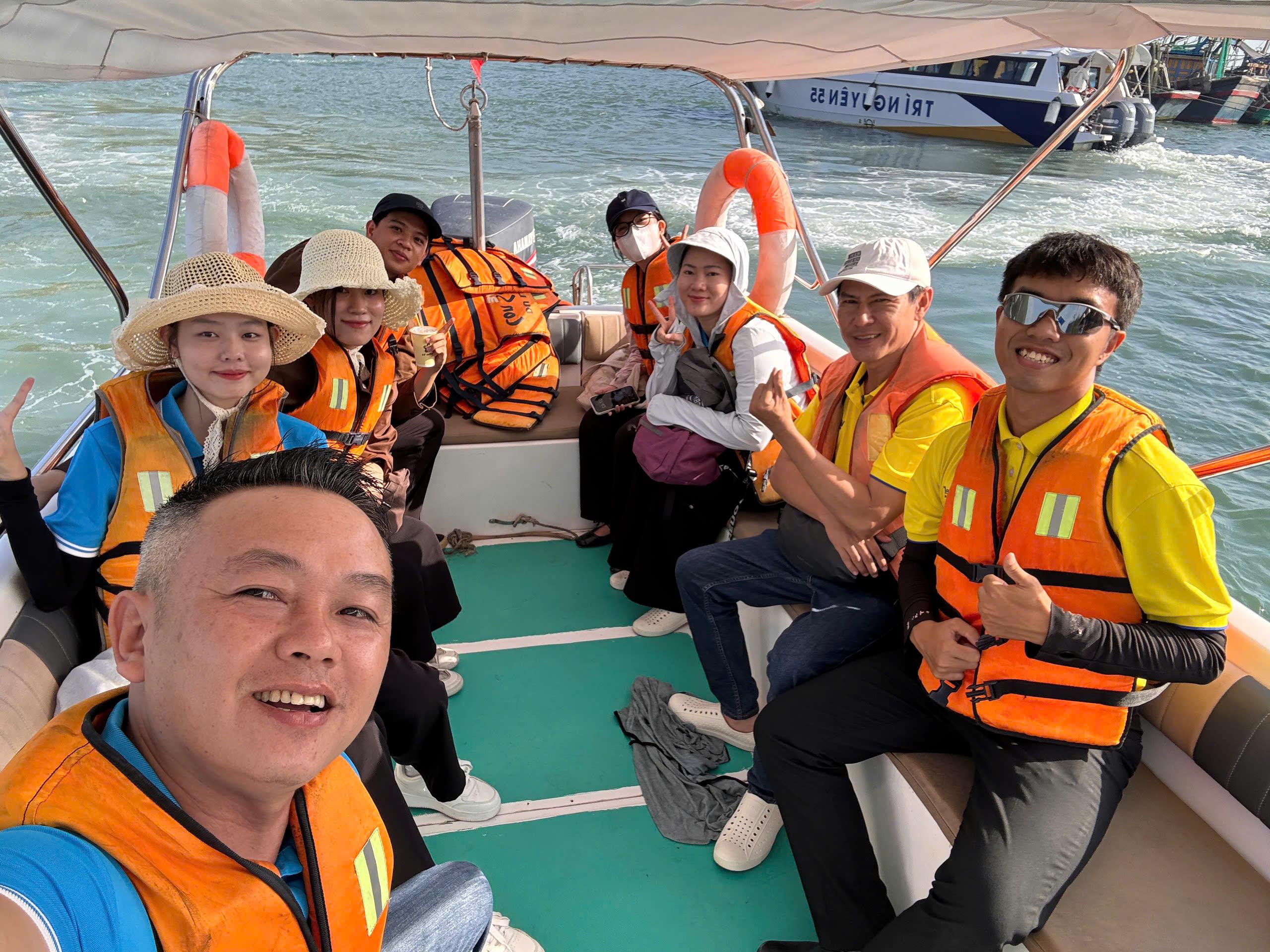 khao-sat-du-lich-cong-dong-bich-dam-tau-van-chuyen-2.jpg