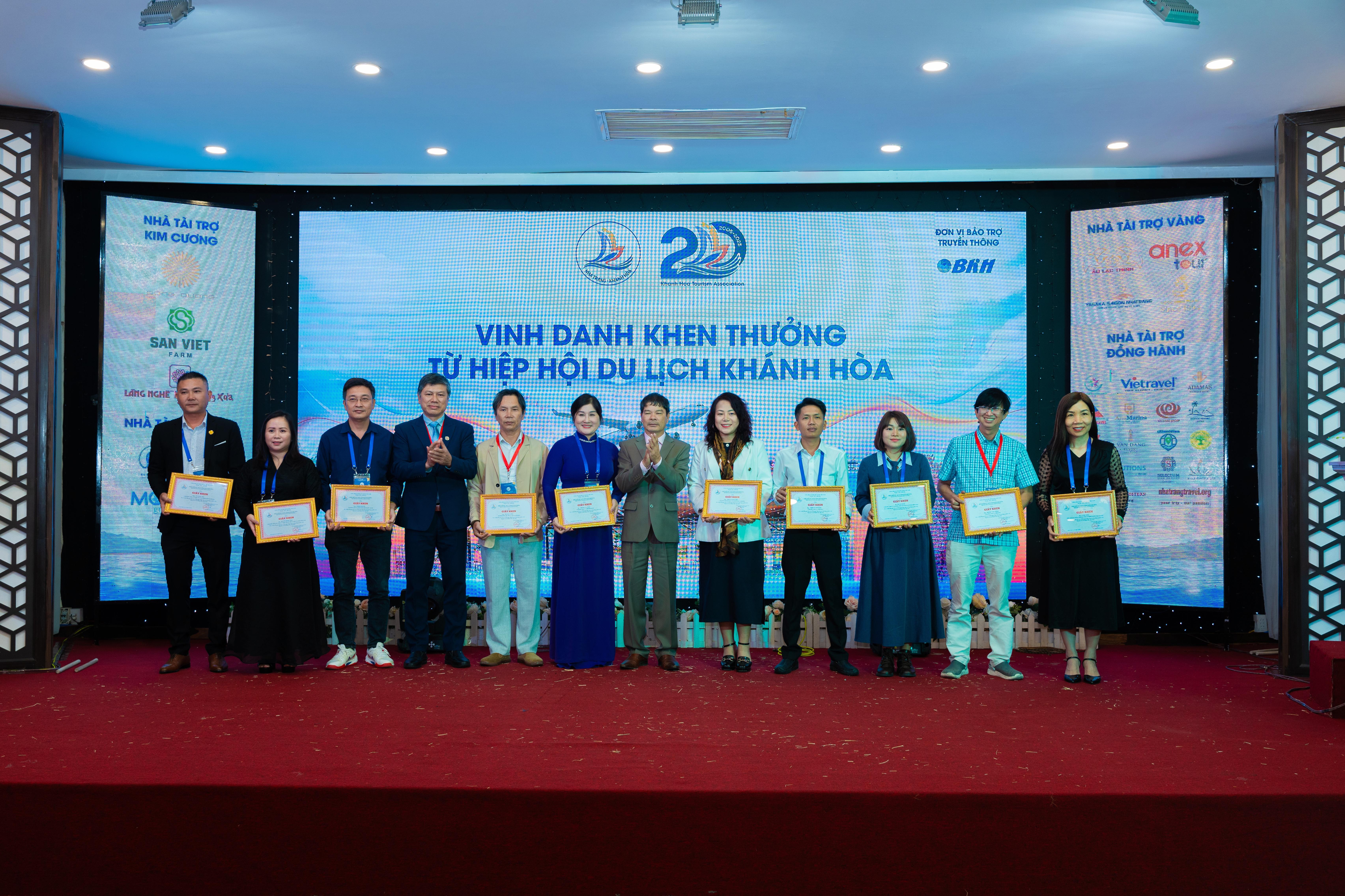 khen-thuong-cua-hiep-hoi-du-lich-khanh-hoa.jpg