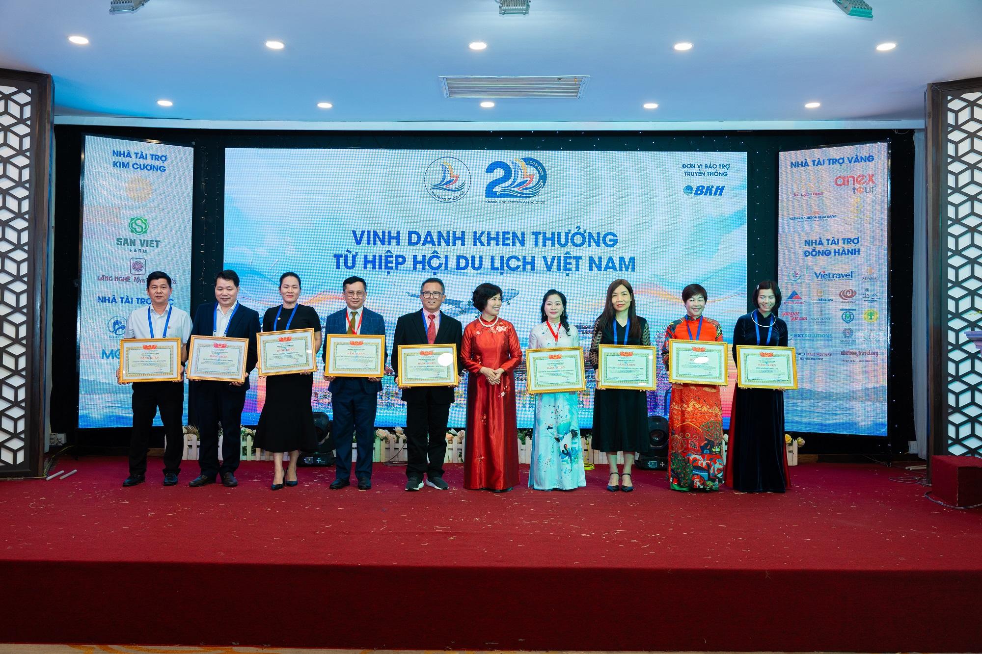 khen-thuong-tap-the-cua-hiep-hoi-du-lich-viet-nam-2025.jpg