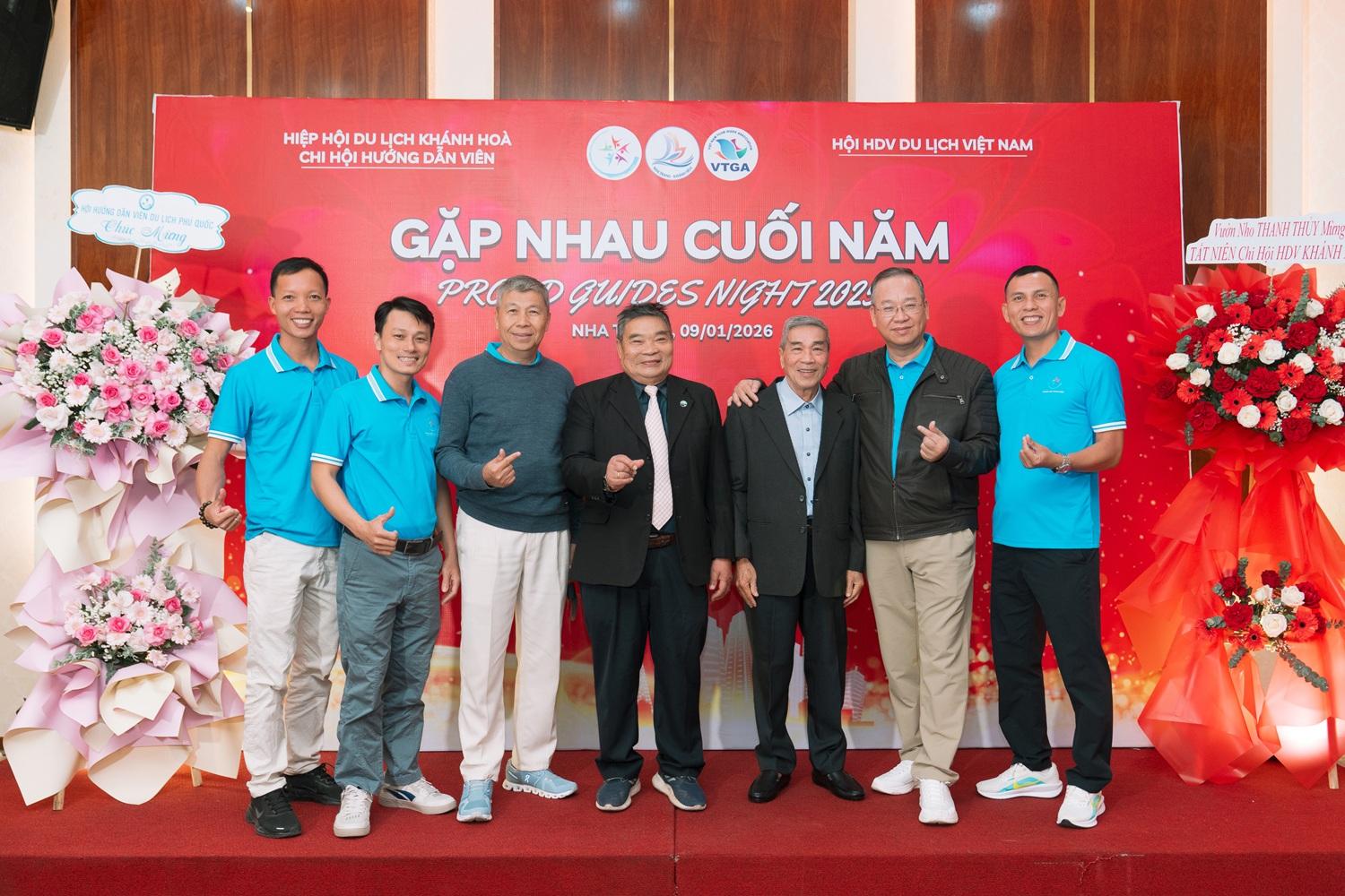 Tong ket va Gap nhau cuoi nam 2025